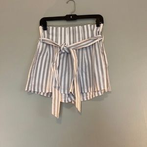 NWOT gray & white Pink Lily shorts size M